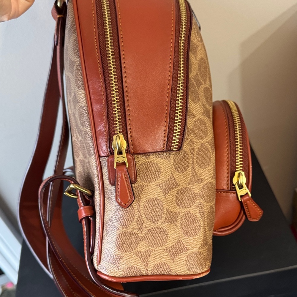 Women must have!☺️❤️Coach Tan and Brown Signature Backpack - Picture 10 of 15